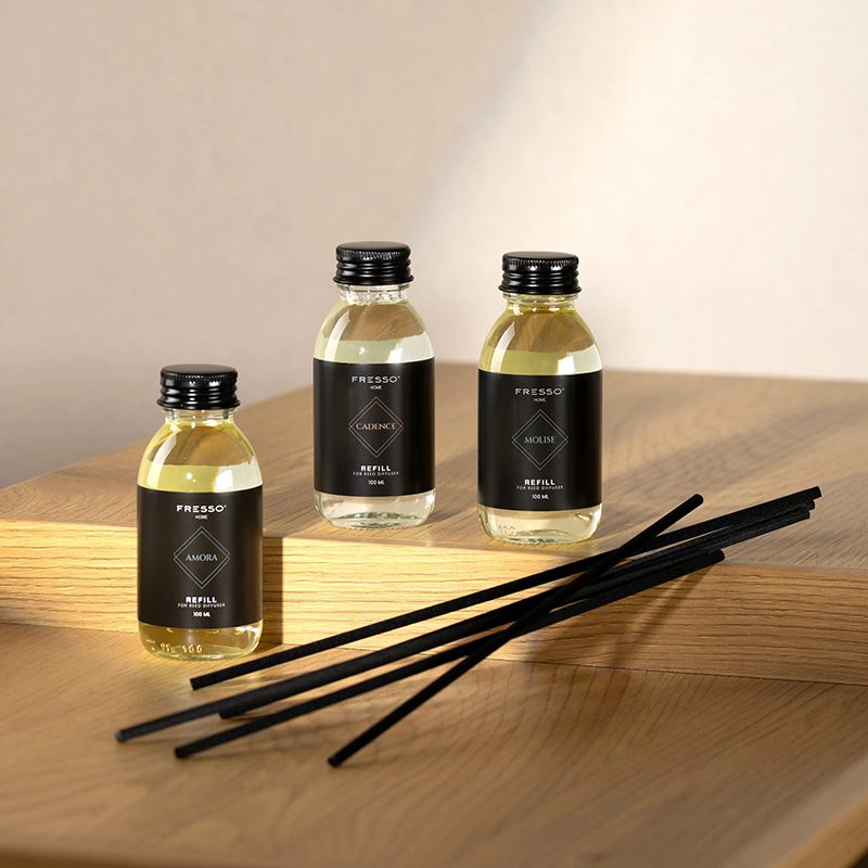 Fresso - Κιτ Αναπλήρωσης με Άρωμα Amora 100 ml Premium Home Refill Kit και 6 Μαύρα Στικ από Fiberglass για Αρωματικό Χώρου Reed Diffuser - 1 Τεμ. (390051/FRE) - Image 4