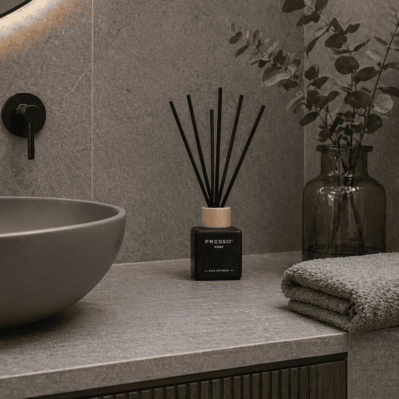Fresso - Αρωματικό Χώρου με Στικ Amora 100 ml Premium Home Reed Diffuser με FlowScent, Μαύρο Γυάλινο Μπουκάλι και Μαύρα Στικ από Fiberglass - 1 Τεμ. (390013/FRE) - Image 6