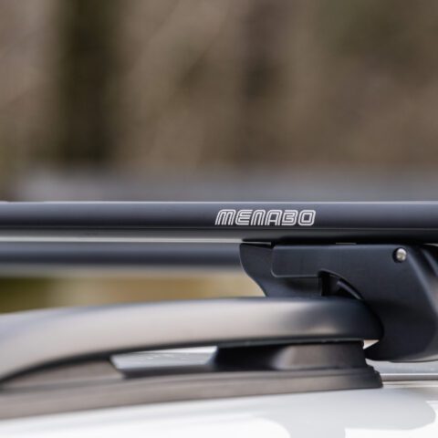 MENABO ΜΠΑΡΕΣ ΟΡΟΦΗΣ ΑΛΟΥΜΙΝΙΟΥ SHERMAN XL BLACK 135 cm ΣΕ ΜΑΥΡΟ ΧΡΩΜΑ ΓΙΑ Chrysler 300C Touring 5 doors 2005>2011 ΜΕ RAISED RAILS (Παράλληλες Μπάρες με Κενό) - 2 ΤΕΜ. (12290/MB)