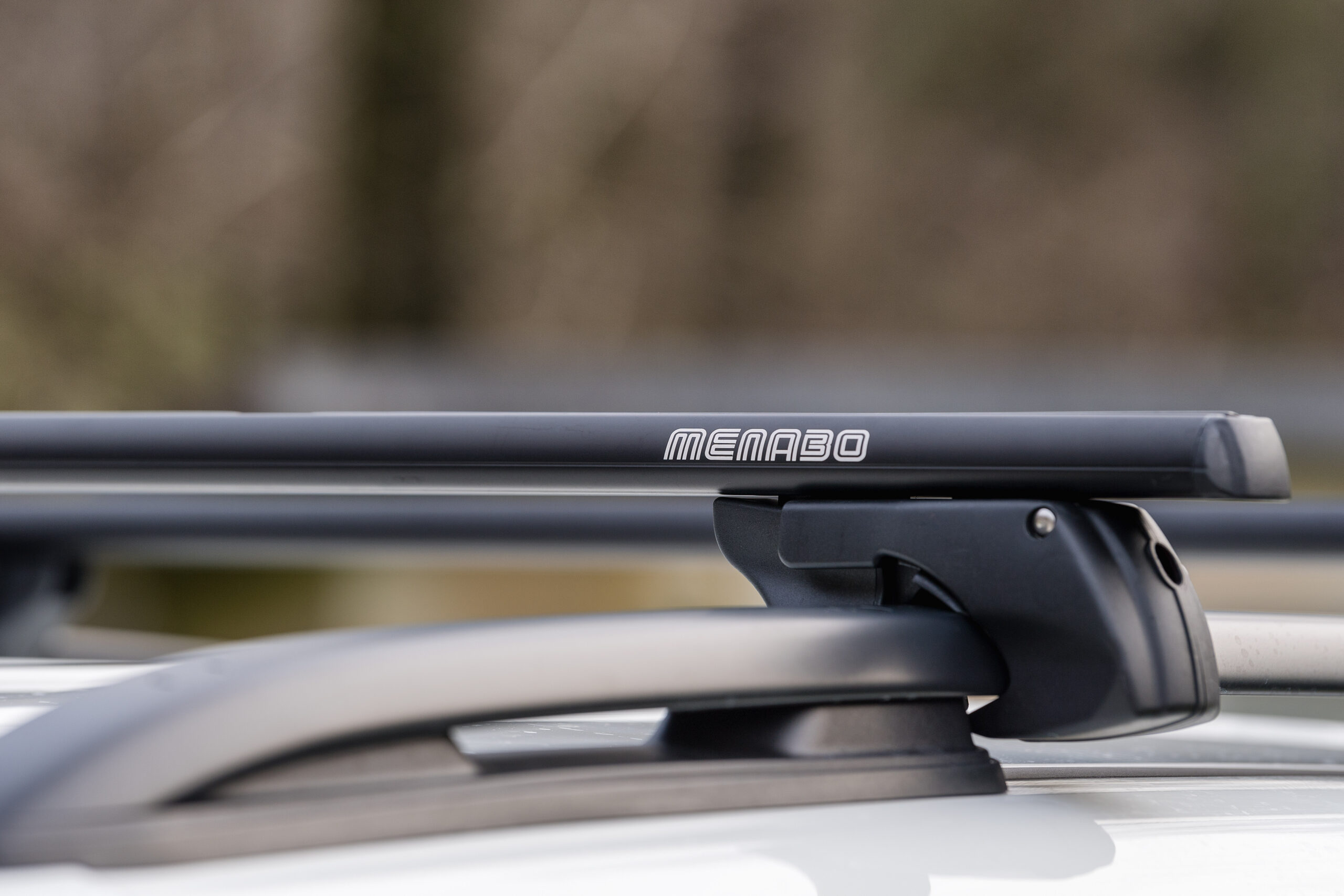 MENABO ΜΠΑΡΕΣ ΟΡΟΦΗΣ ΑΛΟΥΜΙΝΙΟΥ SHERMAN XL BLACK 135 cm ΣΕ ΜΑΥΡΟ ΧΡΩΜΑ ΓΙΑ Jeep Avenger (JJ) 01/2023 > 5πορτο / SUV ΜΕ RAISED RAILS (Παράλληλες Μπάρες με Κενό) - 2 ΤΕΜ. (12290/MB)
