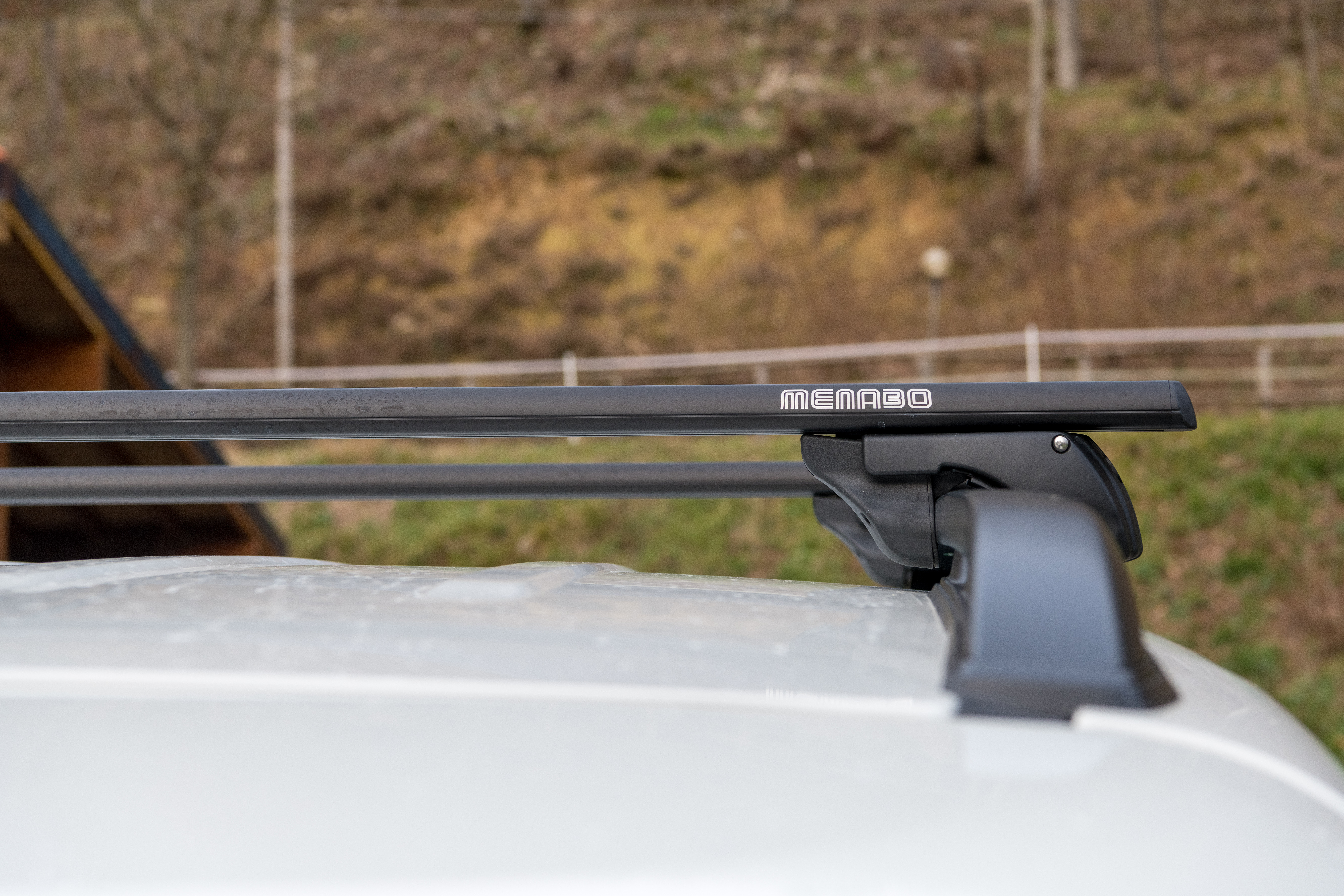 MENABO ΜΠΑΡΕΣ ΟΡΟΦΗΣ ΑΛΟΥΜΙΝΙΟΥ SHERMAN XL BLACK 135 cm ΣΕ ΜΑΥΡΟ ΧΡΩΜΑ ΓΙΑ Jeep Avenger (JJ) 01/2023 > 5πορτο / SUV ΜΕ RAISED RAILS (Παράλληλες Μπάρες με Κενό) - 2 ΤΕΜ. (12290/MB) - Image 5